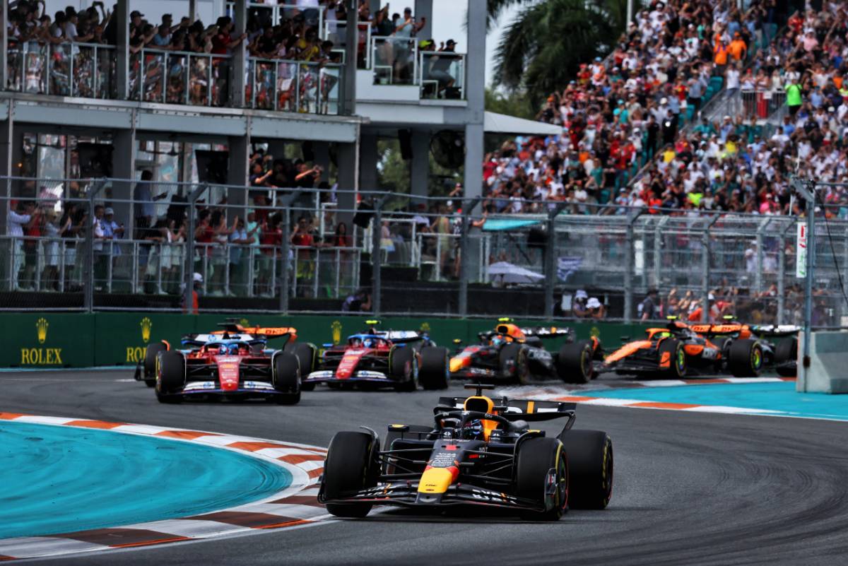Max Verstappen (NLD) Red Bull Racing RB20 leads at the start of the race. 05.05.2024. Formula 1 World Championship, Rd 6, Miami Grand Prix, Miami, Florida, USA, Race Day. - www.xpbimages.com, EMail: requests@xpbimages.com © Copyright: Moy / XPB Images