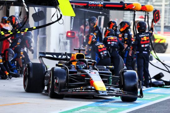 Max Verstappen (NLD) Red Bull Racing RB20 makes a pit stop.
05.05.2024. Formula 1 World Championship, Rd 6, Miami Grand Prix, Miami, Florida, USA, Race Day.
- www.xpbimages.com, EMail: requests@xpbimages.com © Copyright: Charniaux / XPB Images
