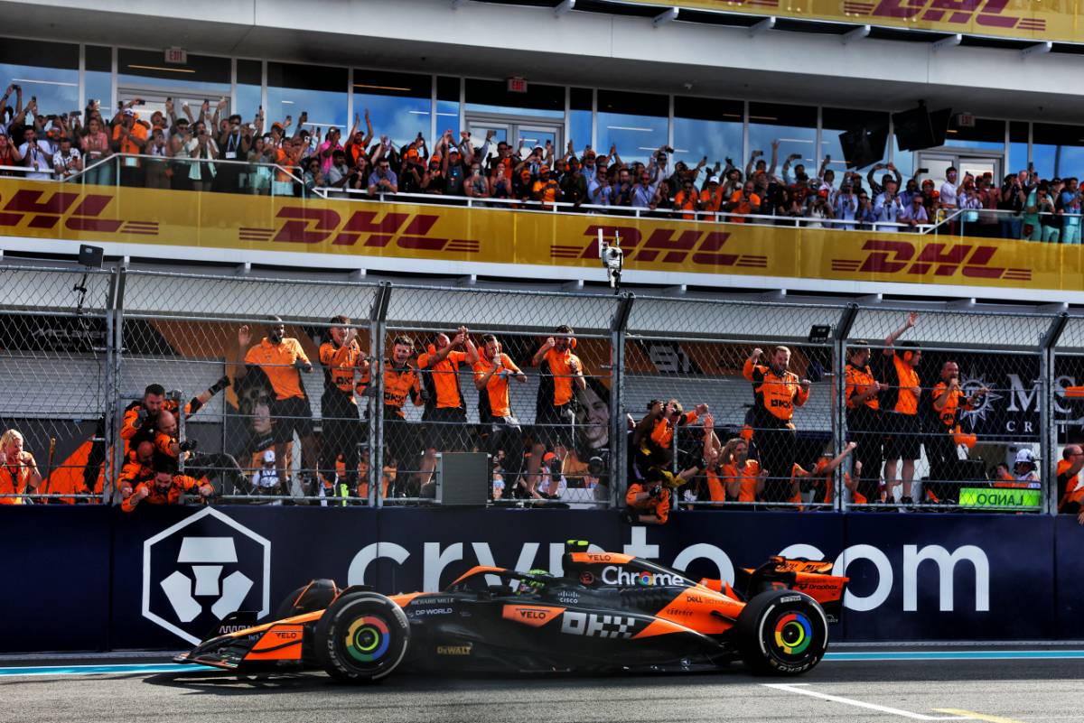 Race winner Lando Norris (GBR) McLaren MCL38 celebrates as he passes his team at the end of the race.
05.05.2024. Formula 1 World Championship, Rd 6, Miami Grand Prix, Miami, Florida, USA, Race Day.
 - www.xpbimages.com, EMail: requests@xpbimages.com © Copyright: Staley / XPB Images