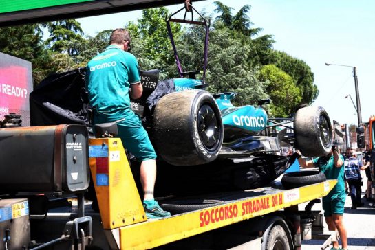 The Aston Martin F1 Team AMR24 of Fernando Alonso (ESP) is recovered back to the pits on the back of a truck after he crashed in the third practice session.
18.05.2024. Formula 1 World Championship, Rd 7, Emilia Romagna Grand Prix, Imola, Italy, Qualifying Day.
- www.xpbimages.com, EMail: requests@xpbimages.com © Copyright: Batchelor / XPB Images