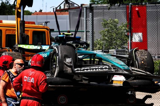 The Aston Martin F1 Team AMR24 of Fernando Alonso (ESP) is recovered back to the pits on the back of a truck after he crashed in the third practice session.
18.05.2024. Formula 1 World Championship, Rd 7, Emilia Romagna Grand Prix, Imola, Italy, Qualifying Day.
- www.xpbimages.com, EMail: requests@xpbimages.com © Copyright: Coates / XPB Images