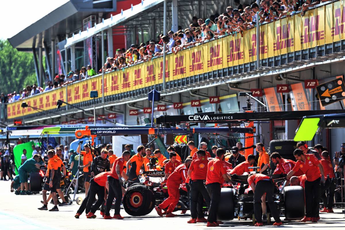 Charles Leclerc (MON) Ferrari SF-24 and Carlos Sainz Jr (ESP) Ferrari SF-24 in the pits. 18.05.2024. Formula 1 World Championship, Rd 7, Emilia Romagna Grand Prix, Imola, Italy, Qualifying Day. - www.xpbimages.com, EMail: requests@xpbimages.com © Copyright: Batchelor / XPB Images