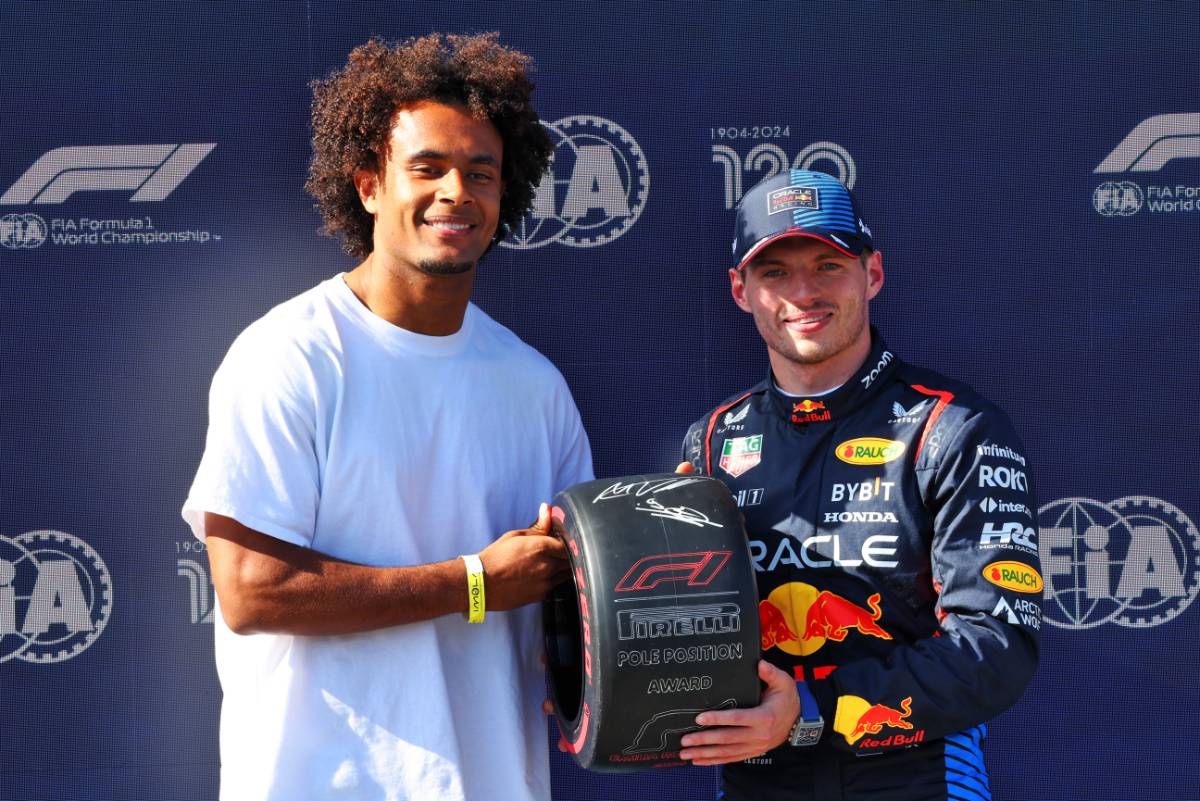 Max Verstappen (NLD) Red Bull Racing receives the Pirelli Pole Position Award from Joshua Zirkzee (NLD) Bologna Football Player in qualifying parc ferme.
18.05.2024. Formula 1 World Championship, Rd 7, Emilia Romagna Grand Prix, Imola, Italy, Qualifying Day.
- www.xpbimages.com, EMail: requests@xpbimages.com © Copyright: Batchelor / XPB Images