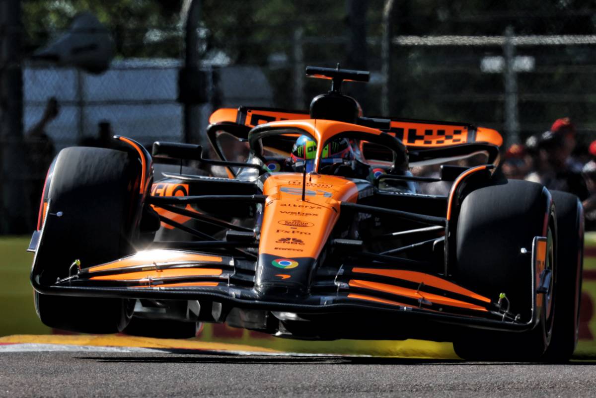 Óscar Piastri (AUS) McLaren MCL38.  18.05.2024.  Campeonato Mundial de Fórmula 1, Ronda 7, Gran Premio de Emilia Romagna, Imola, Italia, Día de Clasificación.  - www.xpbimages.com, correo electrónico: request@xpbimages.com © Copyright: Charniaux / XPB Images