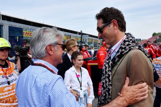 (L to R): Carlos Sainz (ESP) with John Elkann (ITA) FIAT Chrysler Automobiles Chairman on the grid.
19.05.2024. Formula 1 World Championship, Rd 7, Emilia Romagna Grand Prix, Imola, Italy, Race Day.
- www.xpbimages.com, EMail: requests@xpbimages.com © Copyright: Batchelor / XPB Images