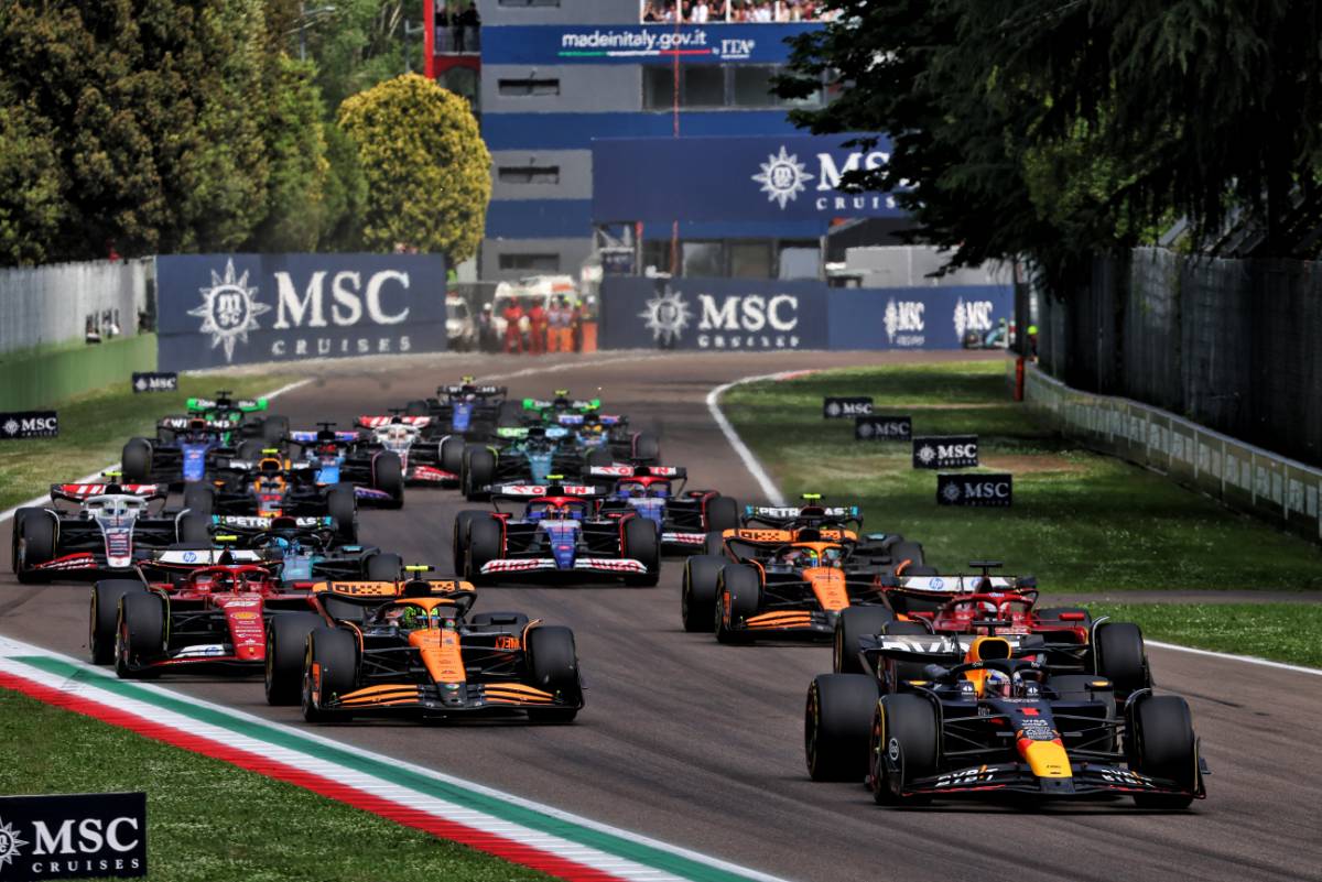 Max Verstappen (NLD) Red Bull Racing RB20 leads at the start of the race. 19.05.2024. Formula 1 World Championship, Rd 7, Emilia Romagna Grand Prix, Imola, Italy, Race Day. - www.xpbimages.com, EMail: requests@xpbimages.com © Copyright: Batchelor / XPB Images
