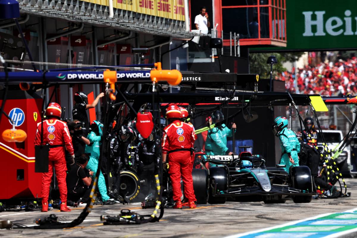 George Russell (GBR) Mercedes AMG F1 W15 makes a pit stop.
19.05.2024. Formula 1 World Championship, Rd 7, Emilia Romagna Grand Prix, Imola, Italy, Race Day.
- www.xpbimages.com, EMail: requests@xpbimages.com © Copyright: Charniaux / XPB Images