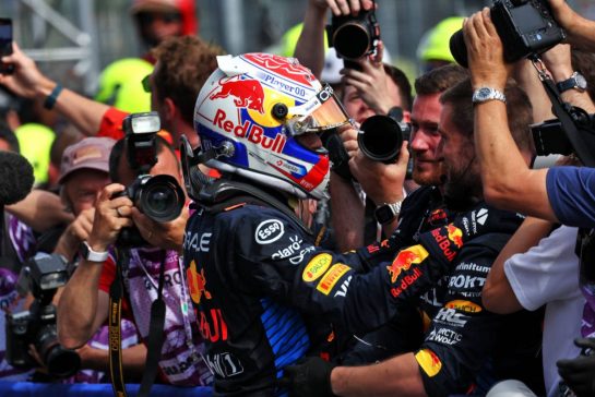 Race winner Max Verstappen (NLD) Red Bull Racing celebrates in parc ferme with the team.
19.05.2024. Formula 1 World Championship, Rd 7, Emilia Romagna Grand Prix, Imola, Italy, Race Day.
 - www.xpbimages.com, EMail: requests@xpbimages.com © Copyright: Staley / XPB Images