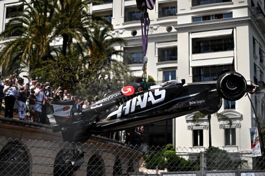 The Haas VF-24 of Kevin Magnussen (DEN) Haas F1 Team is craned from the circuit after the race stopping start crash.
26.05.2024. Formula 1 World Championship, Rd 8, Monaco Grand Prix, Monte Carlo, Monaco, Race Day.
- www.xpbimages.com, EMail: requests@xpbimages.com © Copyright: Price / XPB Images