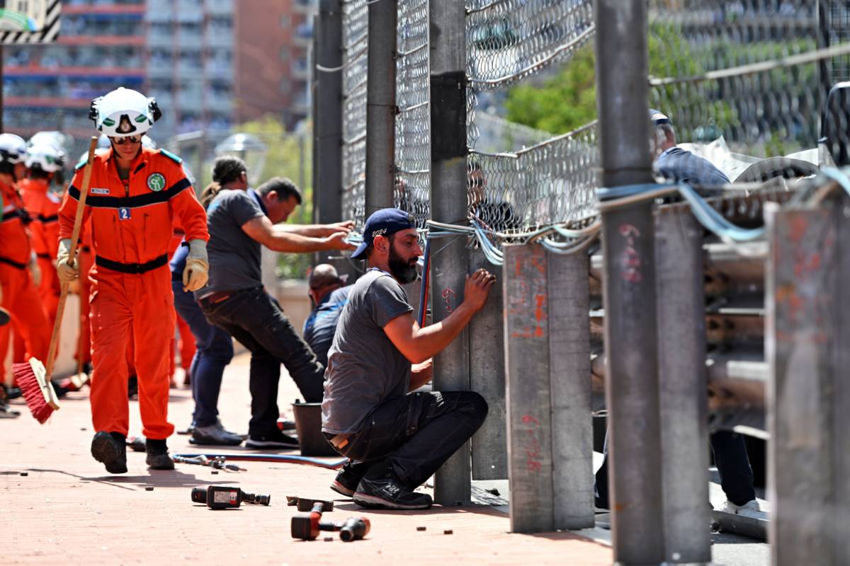 Barriers are repaired after the start crash.
26.05.2024. Formula 1 World Championship, Rd 8, Monaco Grand Prix, Monte Carlo, Monaco, Race Day.
- www.xpbimages.com, EMail: requests@xpbimages.com © Copyright: Price / XPB Images