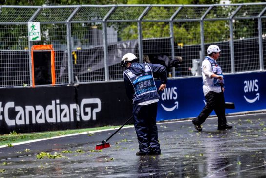 Circuit atmosphere - a marshal sweeps the circuit of debris following a thunderstorm.
07.06.2024. Formula 1 World Championship, Rd 9, Canadian Grand Prix, Montreal, Canada, Practice Day.
- www.xpbimages.com, EMail: requests@xpbimages.com © Copyright: Coates / XPB Images
