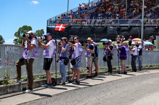 Circuit atmosphere - Photographers.
21.06.2024 Formula 1 World Championship, Rd 10, Spanish Grand Prix, Barcelona, Spain, Practice Day.
- www.xpbimages.com, EMail: requests@xpbimages.com © Copyright: Moy / XPB Images