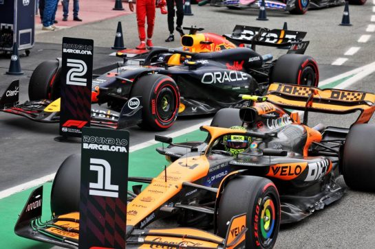 Pole sitter Lando Norris (GBR) McLaren MCL38 and second placed Max Verstappen (NLD) Red Bull Racing RB20 in qualifying parc ferme.
22.06.2024. Formula 1 World Championship, Rd 10, Spanish Grand Prix, Barcelona, Spain, Qualifying Day.
- www.xpbimages.com, EMail: requests@xpbimages.com © Copyright: Moy / XPB Images