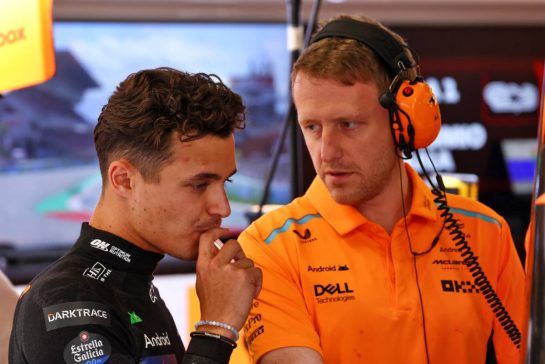 (L to R): Lando Norris (GBR) McLaren with Andrew Jarvis (GBR) McLaren Performance Engineer.
23.06.2024. Formula 1 World Championship, Rd 10, Spanish Grand Prix, Barcelona, Spain, Race Day.
 - www.xpbimages.com, EMail: requests@xpbimages.com © Copyright: Coates / XPB Images