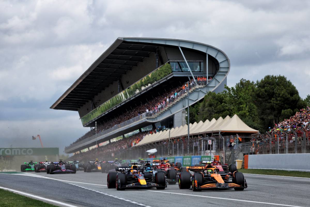 Lando Norris (GBR) McLaren MCL38 leads Max Verstappen (NLD) Red Bull Racing RB20 at the start of the race.
23.06.2024. Formula 1 World Championship, Rd 10, Spanish Grand Prix, Barcelona, Spain, Race Day.
- www.xpbimages.com, EMail: requests@xpbimages.com © Copyright: Batchelor / XPB Images