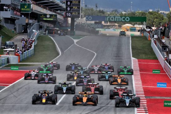 George Russell (GBR) Mercedes AMG F1 W15 leads Lando Norris (GBR) McLaren MCL38 and Max Verstappen (NLD) Red Bull Racing RB20 at the start of the race.
23.06.2024. Formula 1 World Championship, Rd 10, Spanish Grand Prix, Barcelona, Spain, Race Day.
- www.xpbimages.com, EMail: requests@xpbimages.com © Copyright: Moy / XPB Images