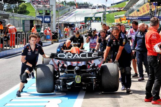 Max Verstappen (NLD) Red Bull Racing RB20 stopped in the first practice session.
28.06.2024. Formula 1 World Championship, Rd 11, Austrian Grand Prix, Spielberg, Austria, Sprint Qualifying Day.
- www.xpbimages.com, EMail: requests@xpbimages.com © Copyright: Batchelor / XPB Images