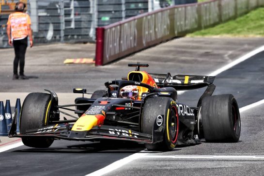 Max Verstappen (NLD) Red Bull Racing RB20 makes a pit stop with a puncture after collision with Lando Norris (GBR) McLaren MCL38.
30.06.2024. Formula 1 World Championship, Rd 11, Austrian Grand Prix, Spielberg, Austria, Race Day.
- www.xpbimages.com, EMail: requests@xpbimages.com © Copyright: Batchelor / XPB Images