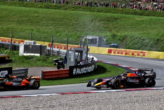Max Verstappen (NLD) Red Bull Racing RB20 behind Lando Norris (GBR) McLaren MCL38, both with punctures after colliding.
30.06.2024. Formula 1 World Championship, Rd 11, Austrian Grand Prix, Spielberg, Austria, Race Day.
 - www.xpbimages.com, EMail: requests@xpbimages.com © Copyright: Coates / XPB Images