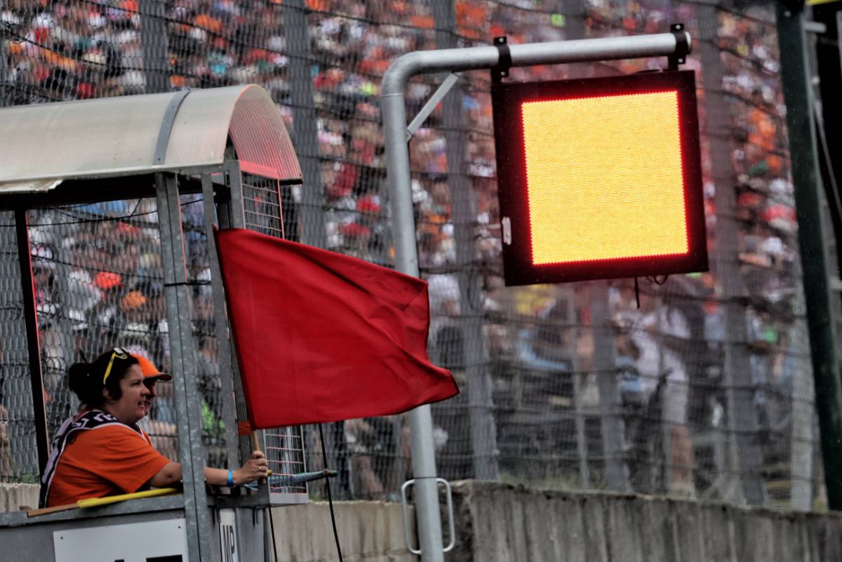 Marshal waves a red flag as the qualifying session is stopped.
20.07.2024. Formula 1 World Championship, Rd 13, Hungarian Grand Prix, Budapest, Hungary, Qualifying Day.
- www.xpbimages.com, EMail: requests@xpbimages.com © Copyright: Bearne / XPB Images
