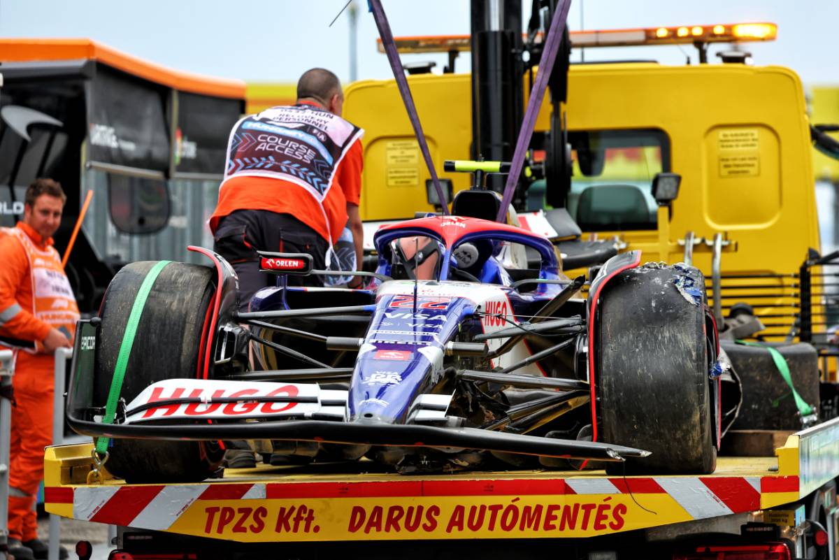 The damaged RB VCARB 01 of Yuki Tsunoda (JPN) is recovered back to the pits on the back of a truck after he crashed in qualifying.
20.07.2024. Formula 1 World Championship, Rd 13, Hungarian Grand Prix, Budapest, Hungary, Qualifying Day.
- www.xpbimages.com, EMail: requests@xpbimages.com © Copyright: Batchelor / XPB Images