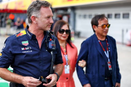 Christian Horner (GBR) Red Bull Racing Team Principal with Chalerm Yoovidhya (THA) Red Bull Racing Co-Owner and his wife Daranee Yoovidhya (THA).
21.07.2024. Formula 1 World Championship, Rd 13, Hungarian Grand Prix, Budapest, Hungary, Race Day.
- www.xpbimages.com, EMail: requests@xpbimages.com © Copyright: Coates / XPB Images