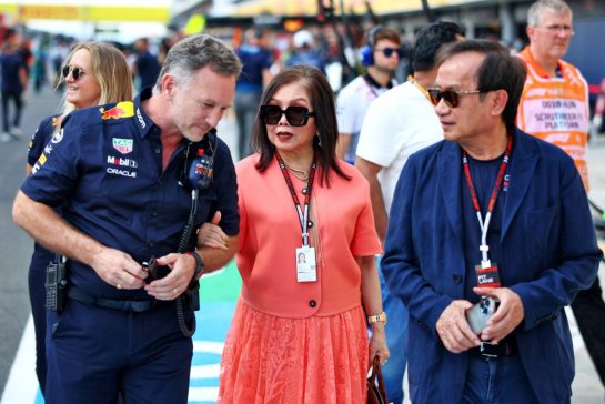 Christian Horner (GBR) Red Bull Racing Team Principal with Chalerm Yoovidhya (THA) Red Bull Racing Co-Owner and his wife Daranee Yoovidhya (THA).
21.07.2024. Formula 1 World Championship, Rd 13, Hungarian Grand Prix, Budapest, Hungary, Race Day.
- www.xpbimages.com, EMail: requests@xpbimages.com © Copyright: Coates / XPB Images