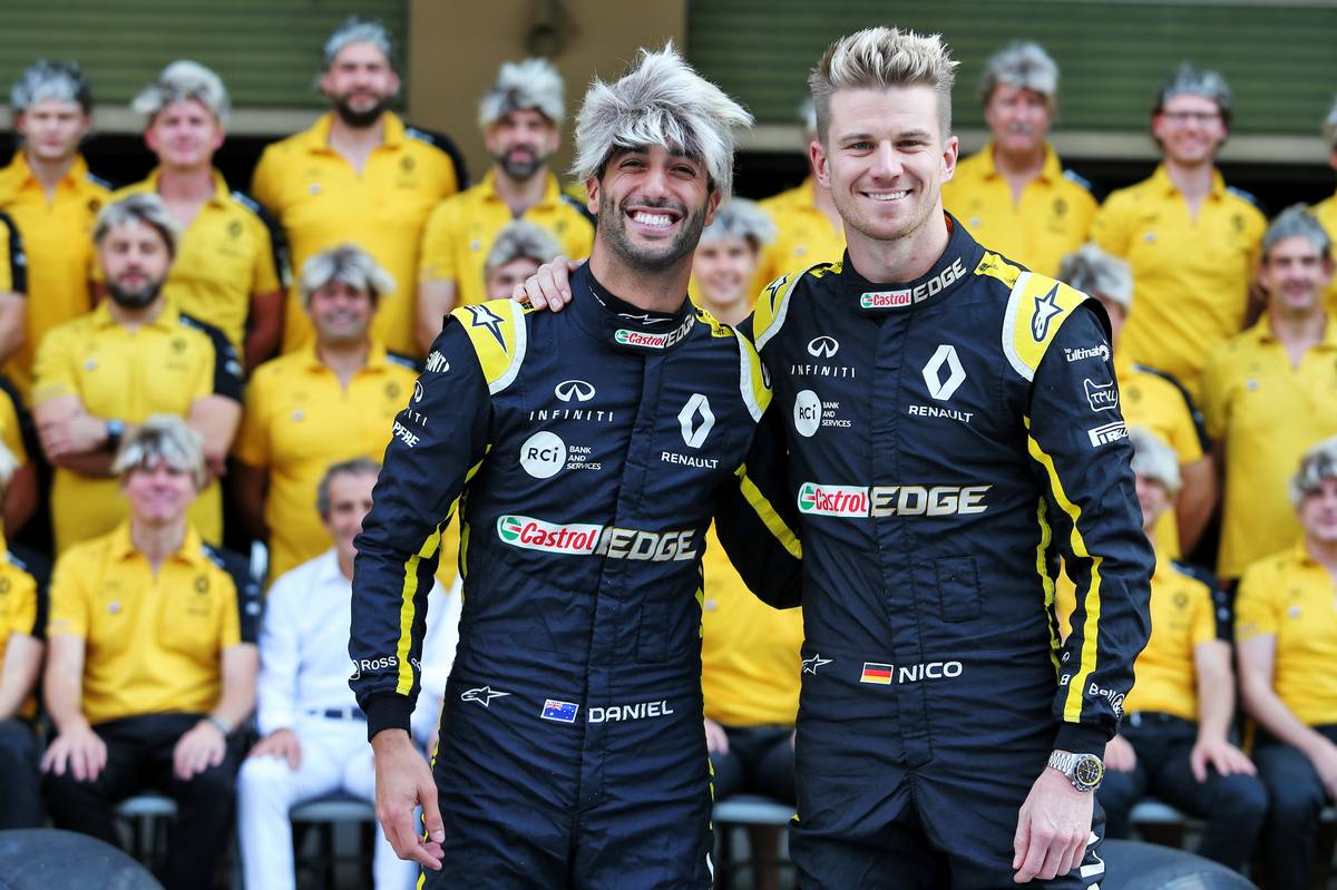 (L to R): Daniel Ricciardo (AUS) Renault F1 Team and Nico Hulkenberg (GER) Renault F1 Team at a team photograph. 01.12.2019. Formula 1 World Championship, Rd 21, Abu Dhabi Grand Prix, Yas Marina Circuit, Abu Dhabi, Race Day. - www.xpbimages.com, EMail: requests@xpbimages.com © Copyright: Moy / XPB Images