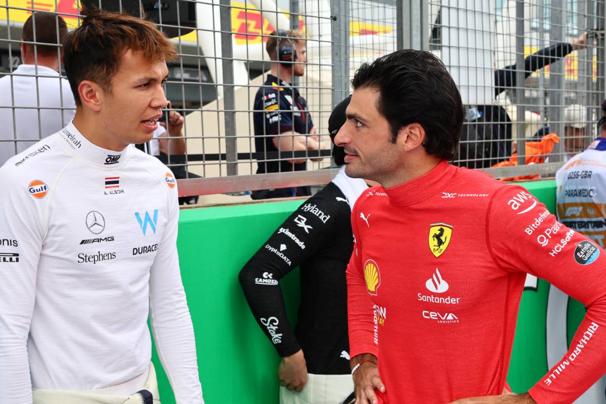 (L to R): Alexander Albon (THA) Williams Racing with Carlos Sainz Jr (ESP) Ferrari on the grid. 09.07.2023. Formula 1 World Championship, Rd 11, British Grand Prix, Silverstone, England, Race Day. - www.xpbimages.com, EMail: requests@xpbimages.com © Copyright: Batchelor / XPB Images