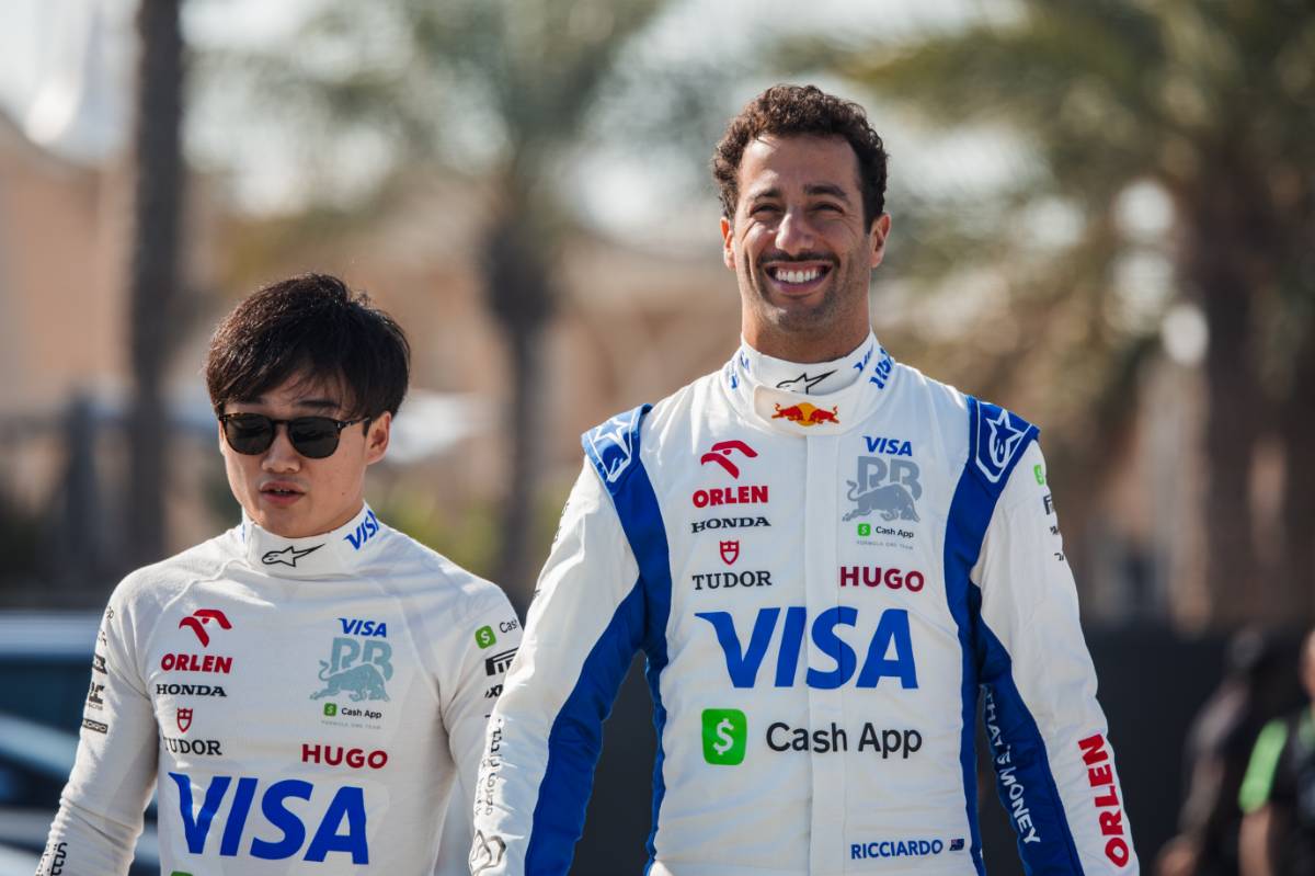 (From left to right): Yuki Tsunoda (JPN) RB and Daniel Ricciardo (AUS) RB. 21.02.2024. Formula 1 Test, Sakhir, Bahrain, day one. - www.xpbimages.com, E-mail: requests@xpbimages.com © Copyright: Bearne / XPB Images