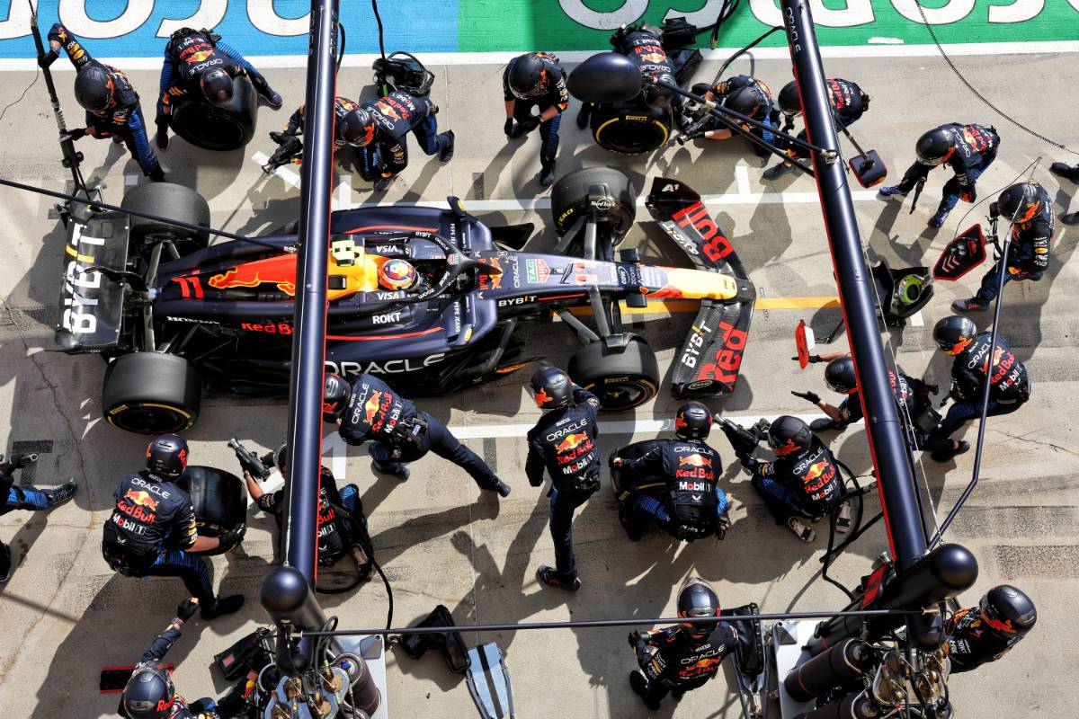 Sergio Perez (MEX) Red Bull Racing RB20 makes a pit stop.
21.07.2024. Formula 1 World Championship, Rd 13, Hungarian Grand Prix, Budapest, Hungary, Race Day.
- www.xpbimages.com, EMail: requests@xpbimages.com © Copyright: Bearne / XPB Images