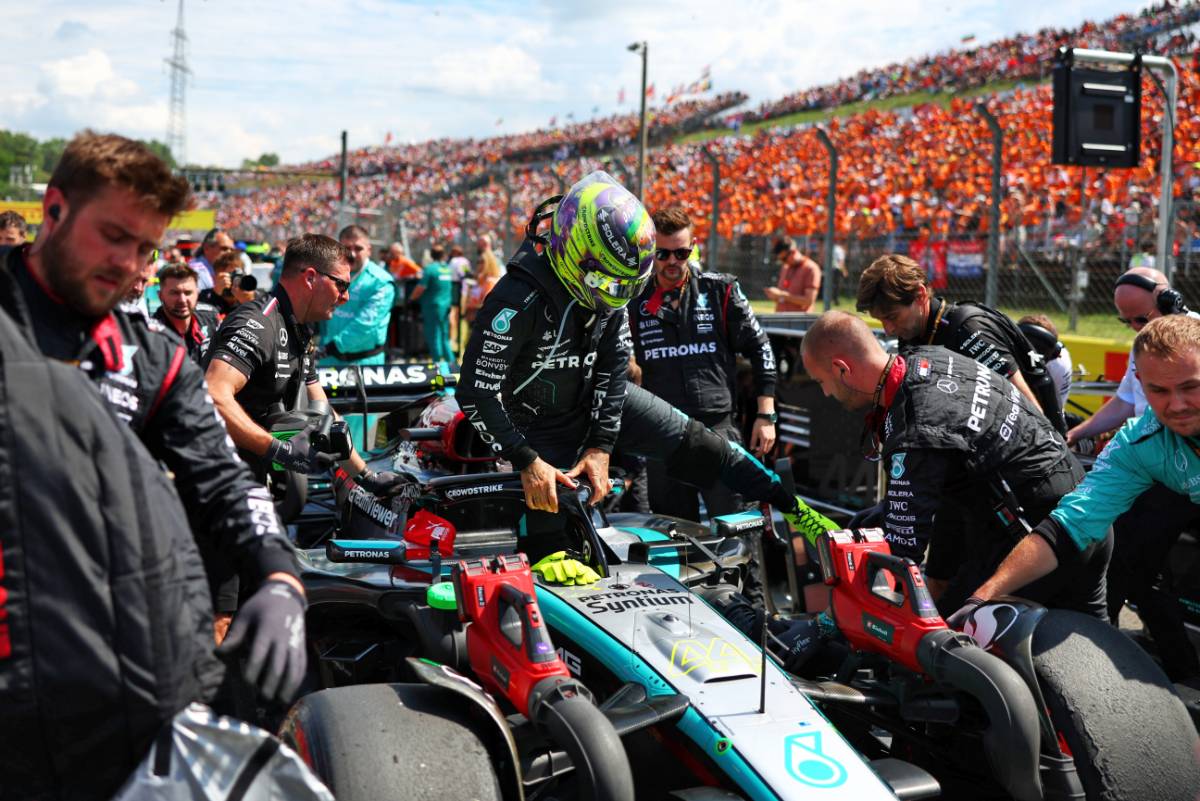 Lewis Hamilton (GBR) Mercedes AMG F1 W15 on the grid. 21.07.2024. Formula 1 World Championship, Rd 13, Hungarian Grand Prix, Budapest, Hungary, Race Day. - www.xpbimages.com, EMail: requests@xpbimages.com © Copyright: Coates / XPB Images