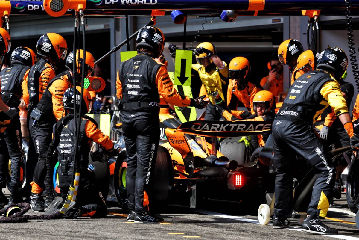 Oscar Piastri (AUS) McLaren MCL38 hace una parada en boxes. 28.07.2024. Campeonato Mundial de Fórmula 1, Ronda 14, Gran Premio de Bélgica, Spa Francorchamps, Bélgica, Día de la carrera. - www.xpbimages.com, Correo electrónico: requests@xpbimages.com © Copyright: Charniaux / XPB Images