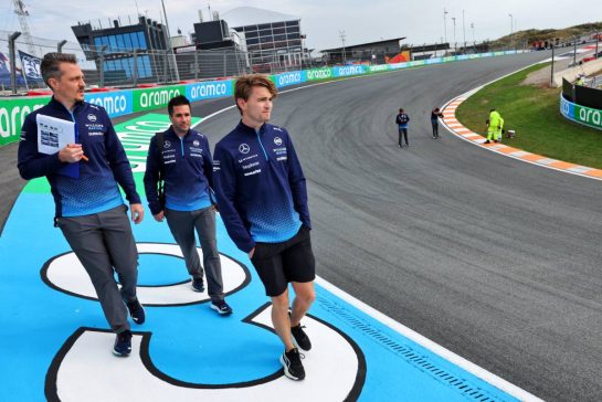 Logan Sargeant (USA) Williams Racing walks the circuit with the team.
22.08.2024. Formula 1 World Championship, Rd 15, Dutch Grand Prix, Zandvoort, Netherlands, Preparation Day.
- www.xpbimages.com, EMail: requests@xpbimages.com © Copyright: Batchelor / XPB Images
