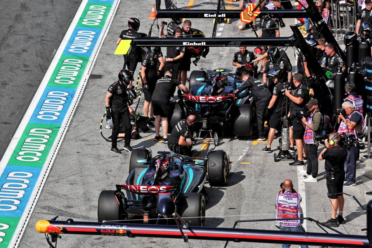 Lewis Hamilton (GBR) Mercedes AMG F1 W15 and George Russell (GBR) Mercedes AMG F1 W15 in the pits.
23.08.2024. Formula 1 World Championship, Rd 15, Dutch Grand Prix, Zandvoort, Netherlands, Practice Day.
- www.xpbimages.com, EMail: requests@xpbimages.com © Copyright: Moy / XPB Images