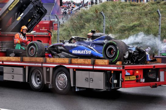 The Williams Racing FW46 of Logan Sargeant (USA) Williams Racing FW46 is recovered back to the pits on the back of a truck after he crashed in the third practice session.
24.08.2024. Formula 1 World Championship, Rd 15, Dutch Grand Prix, Zandvoort, Netherlands, Qualifying Day.
- www.xpbimages.com, EMail: requests@xpbimages.com © Copyright: Moy / XPB Images