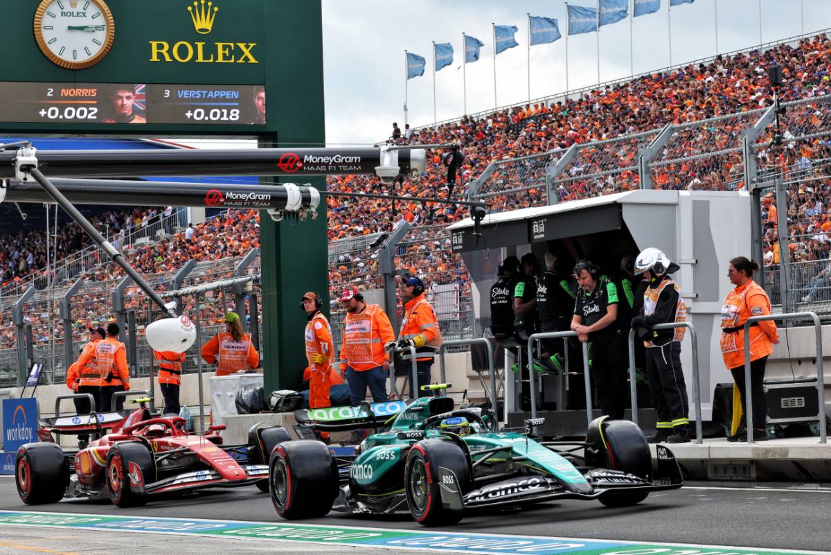 Fernando Alonso (ESP) Aston Martin F1 Team AMR24 in the pits.
24.08.2024. Formula 1 World Championship, Rd 15, Dutch Grand Prix, Zandvoort, Netherlands, Qualifying Day.
- www.xpbimages.com, EMail: requests@xpbimages.com © Copyright: Batchelor / XPB Images
