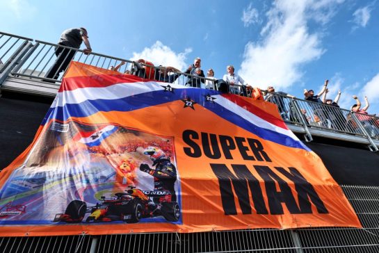 Circuit atmosphere - fans in the grandstand and a banner for Max Verstappen (NLD) Red Bull Racing.
24.08.2024. Formula 1 World Championship, Rd 15, Dutch Grand Prix, Zandvoort, Netherlands, Qualifying Day.
- www.xpbimages.com, EMail: requests@xpbimages.com © Copyright: Moy / XPB Images