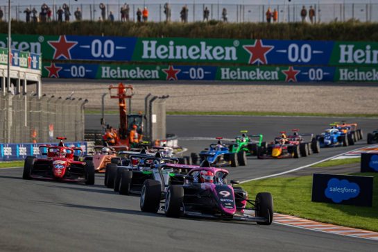 Abbi Pulling (GBR) Rodin Motorsport leads at the start of the race.
25.08.2024. FIA Formula Academy, Rd 4, Race 1, Zandvoort, Netherlands, Sunday.
- www.xpbimages.com, EMail: requests@xpbimages.com Copyright: XPB Images