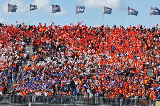 Circuit atmosphere - fans in the grandstand.
25.08.2024. Formula 1 World Championship, Rd 15, Dutch Grand Prix, Zandvoort, Netherlands, Race Day.
- www.xpbimages.com, EMail: requests@xpbimages.com © Copyright: Miltenburg / XPB Images