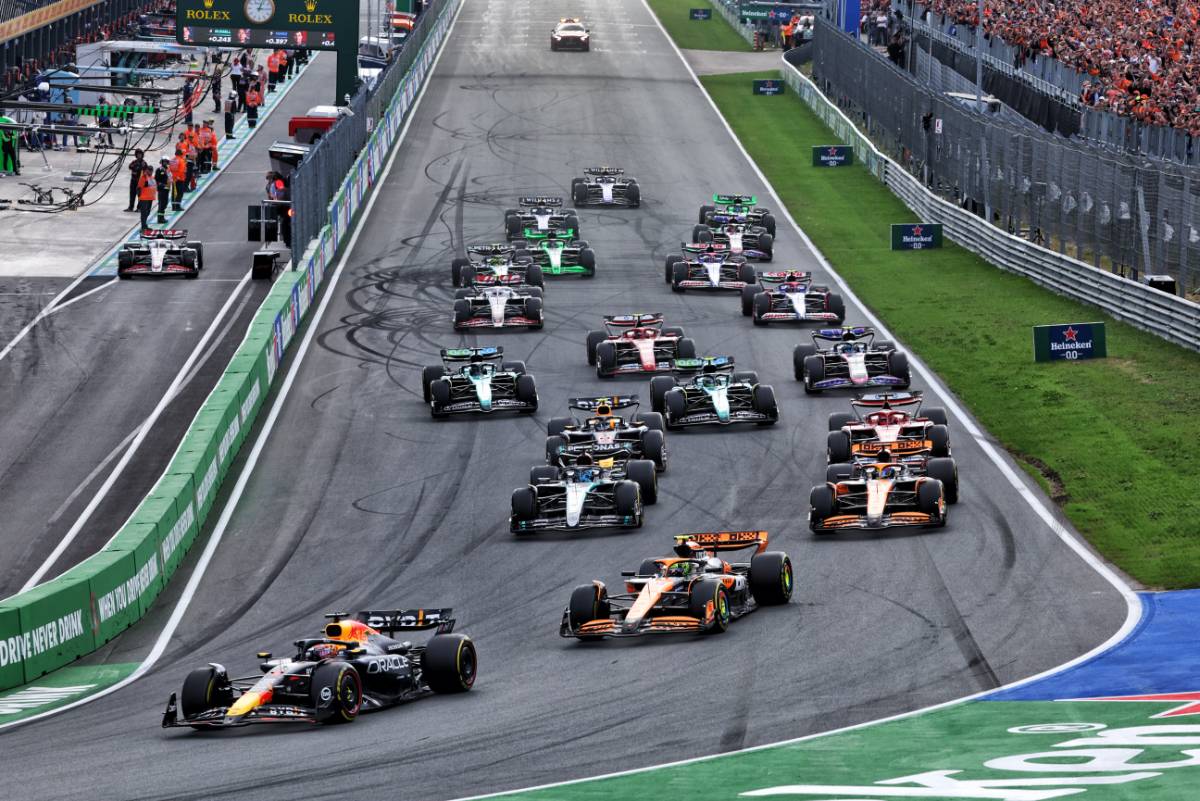 Max Verstappen (NLD) Red Bull Racing RB20 leads at the start of the race. 25.08.2024. Formula 1 World Championship, Rd 15, Dutch Grand Prix, Zandvoort, Netherlands, Race Day. - www.xpbimages.com, EMail: requests@xpbimages.com © Copyright: Batchelor / XPB Images