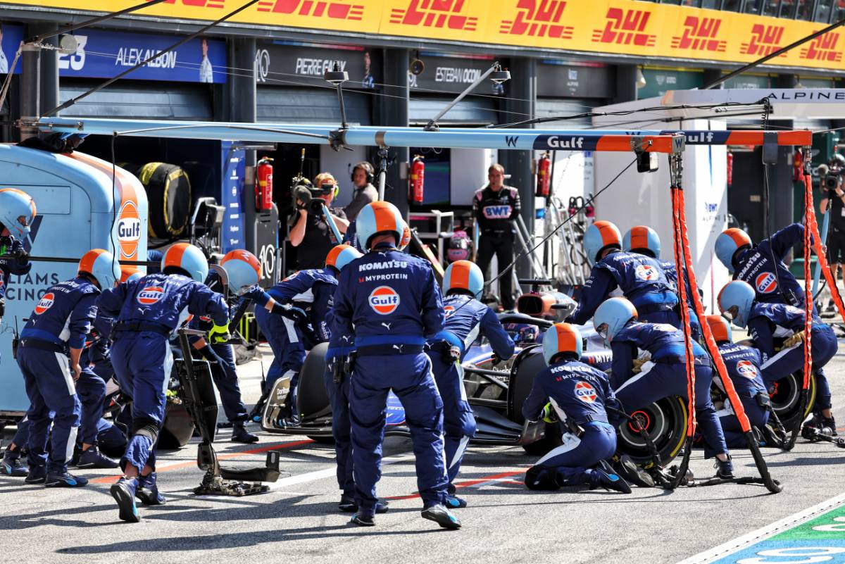 Alexander Albon (THA) Williams Racing FW46 makes a pit stop.
25.08.2024. Formula 1 World Championship, Rd 15, Dutch Grand Prix, Zandvoort, Netherlands, Race Day.
- www.xpbimages.com, EMail: requests@xpbimages.com © Copyright: Batchelor / XPB Images