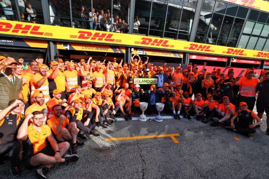 Race winner Lando Norris (GBR) McLaren celebrates with the team.
25.08.2024. Formula 1 World Championship, Rd 15, Dutch Grand Prix, Zandvoort, Netherlands, Race Day.
- www.xpbimages.com, EMail: requests@xpbimages.com © Copyright: Coates / XPB Images
