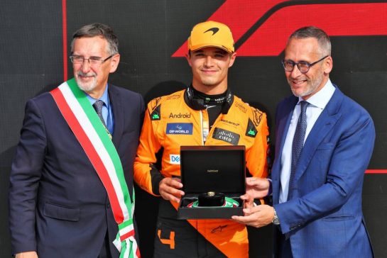 Lando Norris (GBR) McLaren celebrates his pole position in qualifying parc ferme with dignitaries.
31.08.2024. Formula 1 World Championship, Rd 16, Italian Grand Prix, Monza, Italy, Qualifying Day.
- www.xpbimages.com, EMail: requests@xpbimages.com © Copyright: Batchelor / XPB Images