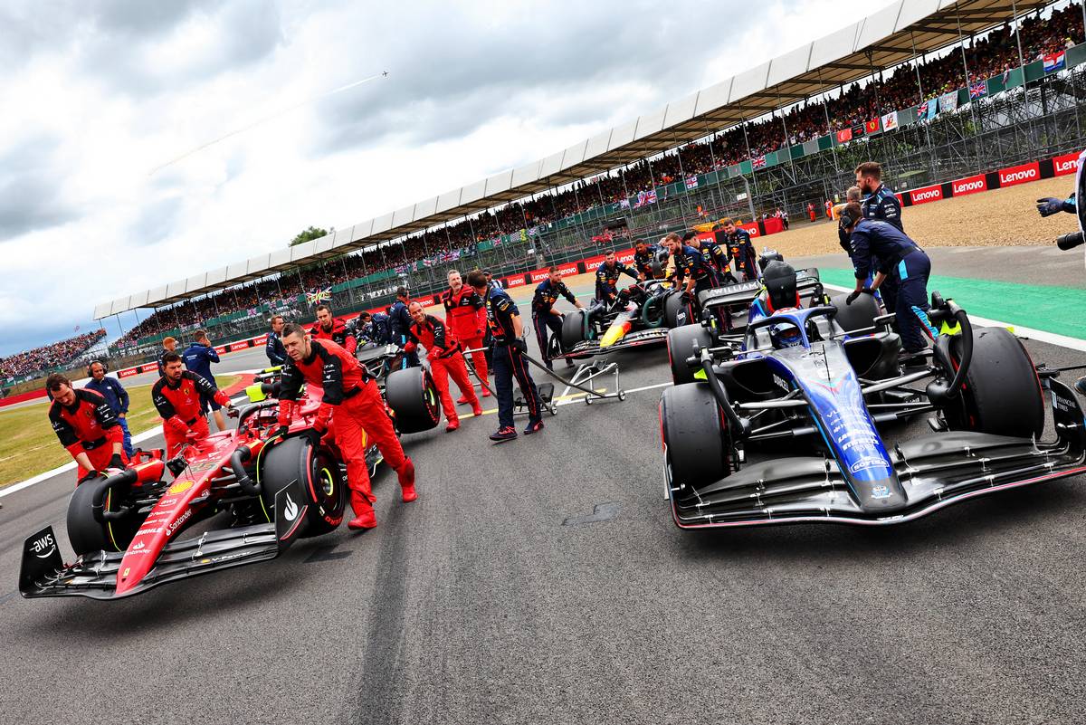 (L to R): Carlos Sainz Jr (ESP) Ferrari F1-75 and Alexander Albon (THA) Williams Racing FW44 on the grid. 03.07.2022. Formula 1 World Championship, Rd 10, British Grand Prix, Silverstone, England, Race Day. - www.xpbimages.com, EMail: requests@xpbimages.com © Copyright: Batchelor / XPB Images