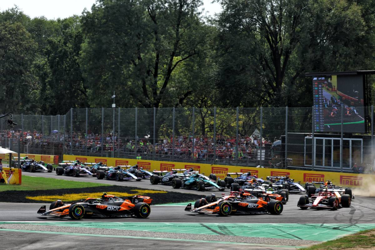 Lando Norris (GBR) McLaren MCL38 leads team mate Oscar Piastri (AUS) McLaren MCL38 at the start of the race.
01.09.2024. Formula 1 World Championship, Rd 16, Italian Grand Prix, Monza, Italy, Race Day.
- www.xpbimages.com, EMail: requests@xpbimages.com © Copyright: Batchelor / XPB Images