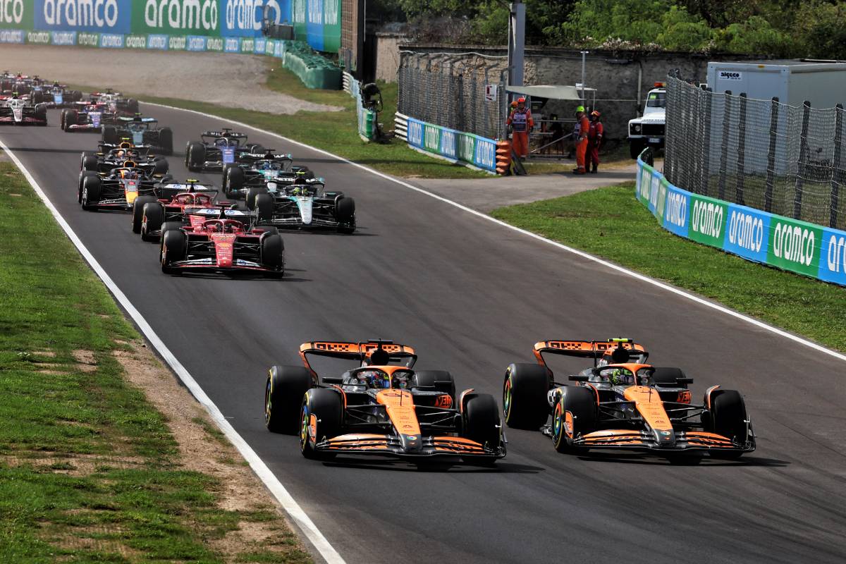 Oscar Piastri (AUS) McLaren MCL38 and Lando Norris (GBR) McLaren MCL38 battle for the lead at the start of the race. 01.09.2024. Formula 1 World Championship, Rd 16, Italian Grand Prix, Monza, Italy, Race Day. - www.xpbimages.com, EMail: requests@xpbimages.com © Copyright: Coates / XPB Images