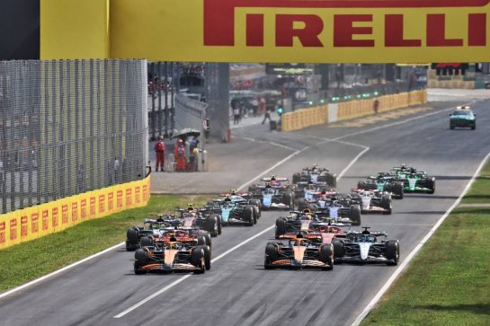 Lando Norris (GBR) McLaren MCL38 leads team mate Oscar Piastri (AUS) McLaren MCL38 at the start of the race.
01.09.2024. Formula 1 World Championship, Rd 16, Italian Grand Prix, Monza, Italy, Race Day.
- www.xpbimages.com, EMail: requests@xpbimages.com © Copyright: Bearne / XPB Images