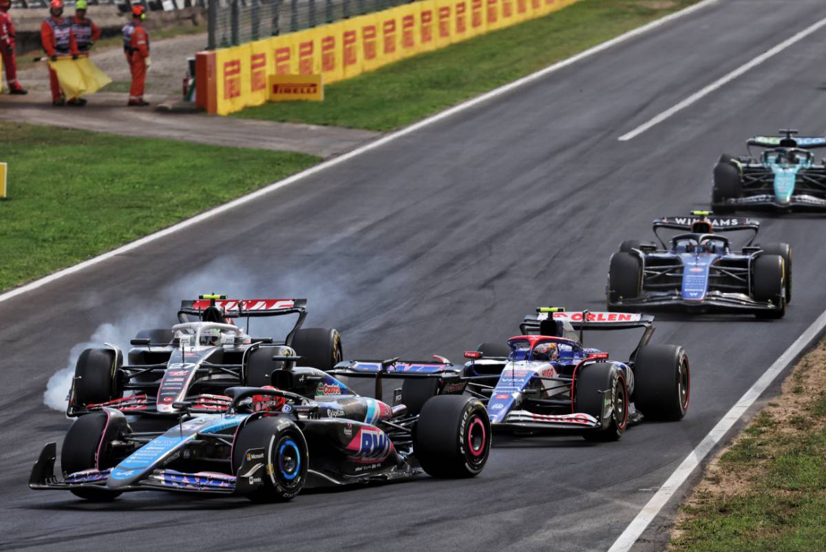Esteban Ocon (FRA) Alpine F1 Team A524 as Nico Hulkenberg (GER) Haas VF-24 locks up under braking and hits Yuki Tsunoda (JPN) RB VCARB 01.
01.09.2024. Formula 1 World Championship, Rd 16, Italian Grand Prix, Monza, Italy, Race Day.
- www.xpbimages.com, EMail: requests@xpbimages.com © Copyright: Bearne / XPB Images