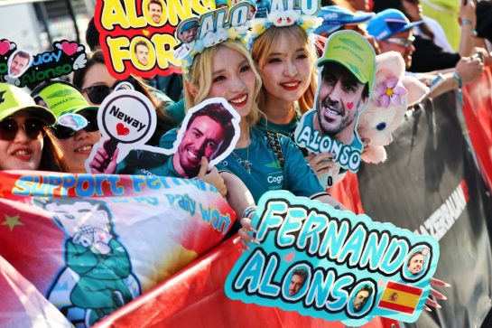 Circuit atmosphere - Fernando Alonso (ESP) Aston Martin F1 Team fans.
12.09.2024. Formula 1 World Championship, Rd 17, Azerbaijan Grand Prix, Baku Street Circuit, Azerbaijan, Preparation Day.
- www.xpbimages.com, EMail: requests@xpbimages.com © Copyright: Batchelor / XPB Images